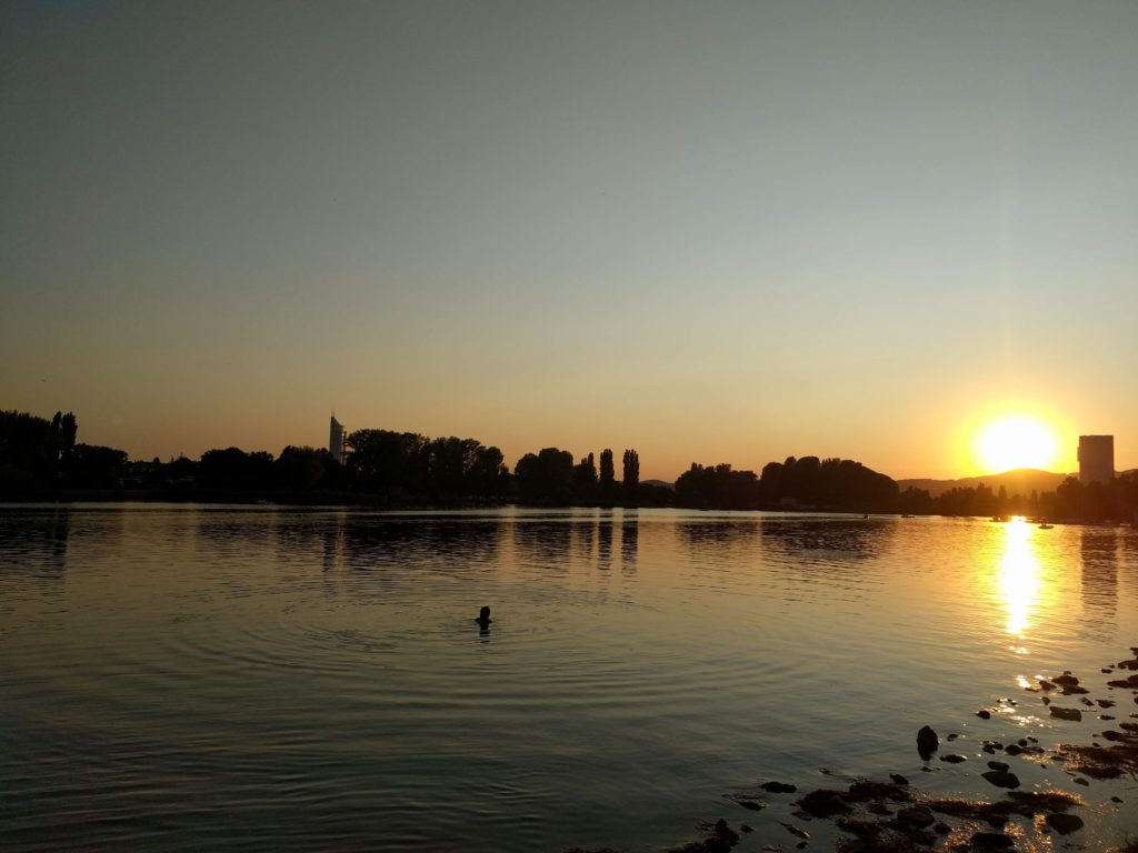 Petite baignade dans le Danube au coucher du soleil