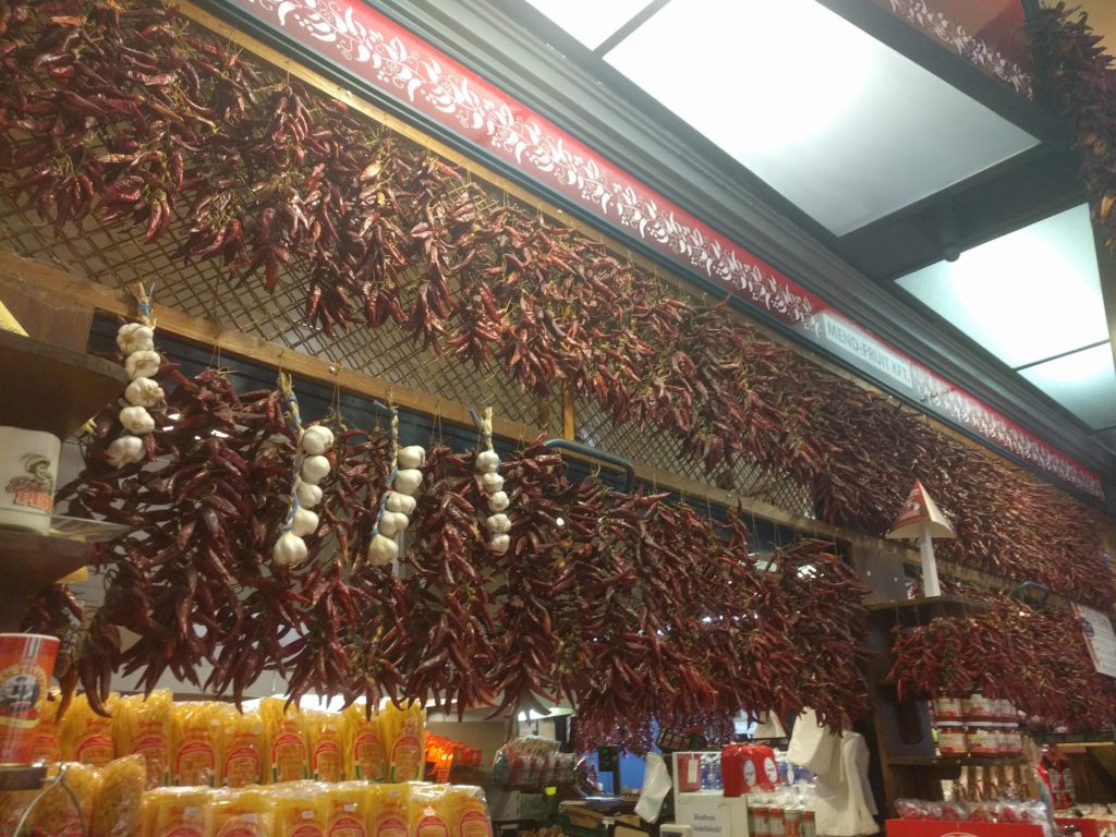 Grappes de piments au marché central de Budapest