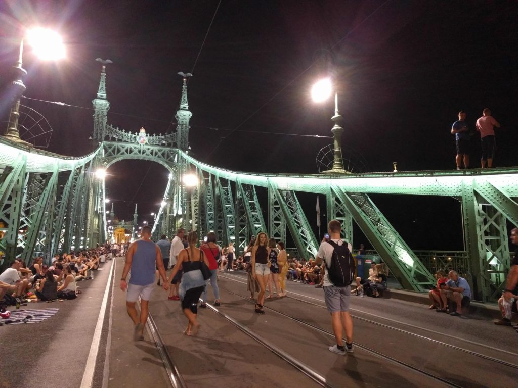 Sur le pont de la Liberté à Budapest