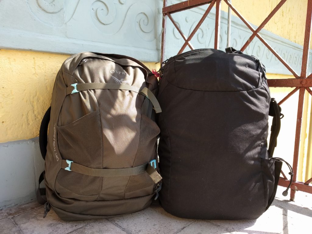 Tout notre équipement voyage tient dans ces deux sacs à dos