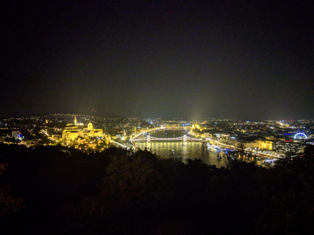Vue de Gellert Hill à Budapest, de nuit