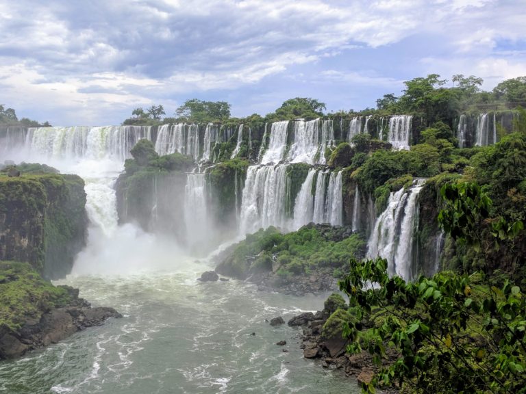Chutes d'Iguazu vues du circuit inférieur