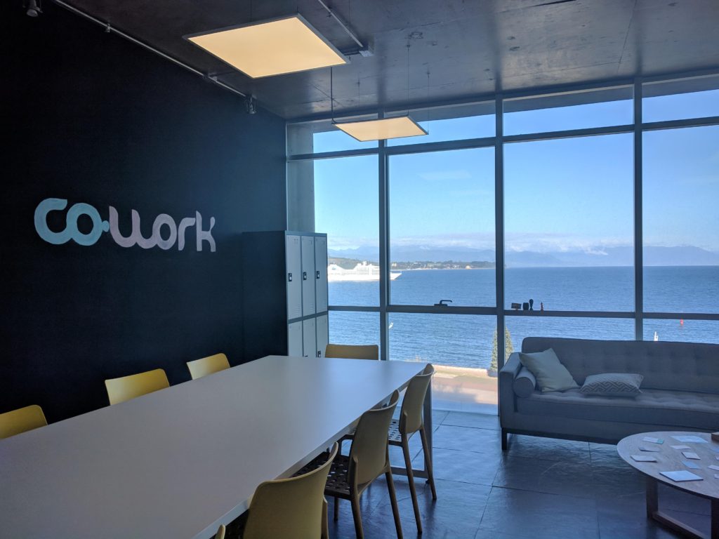 Coworking Co-work Patagonia a Puerto Montt - Table de travail et vue sur la mer