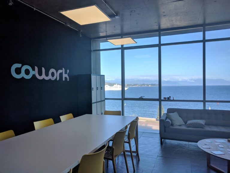 Coworking Co-work Patagonia a Puerto Montt - Table de travail et vue sur la mer