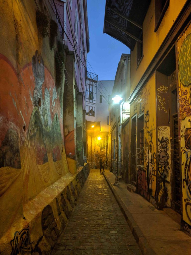 rue street art nuit valparaiso chili