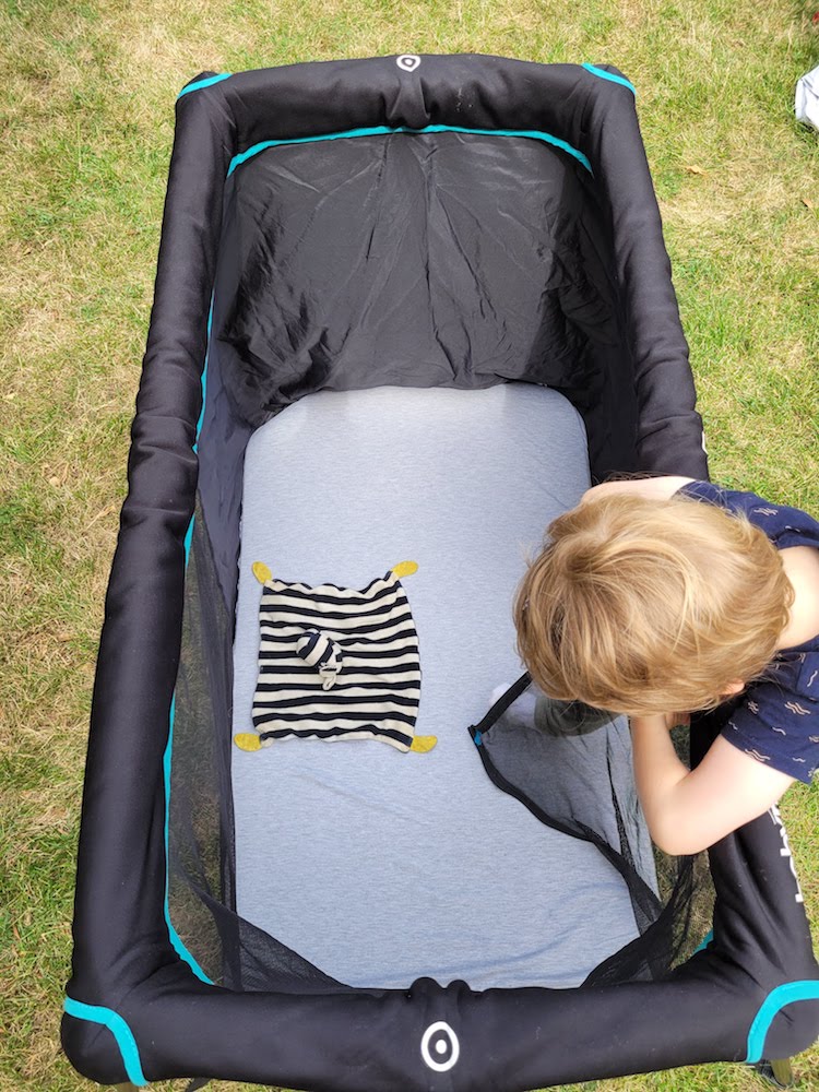 Sans doute le meilleur lit de voyage bébé : le Babybjörn Parapluie Light !  - Lucky Sophie blog famille voyage