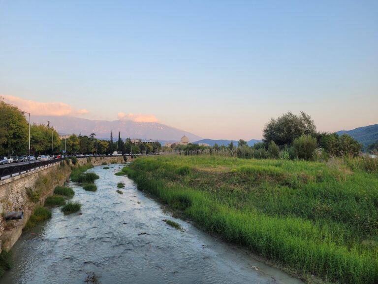 rivière osum au coucher du soleil berat