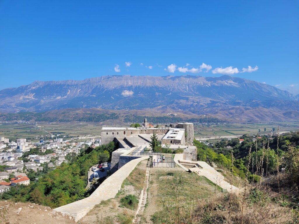 vue du haut de la forteresse de gjirokastër albanie
