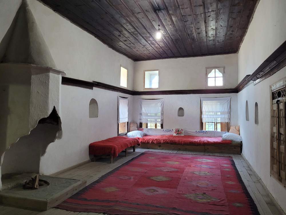 maison skenduli intérieur