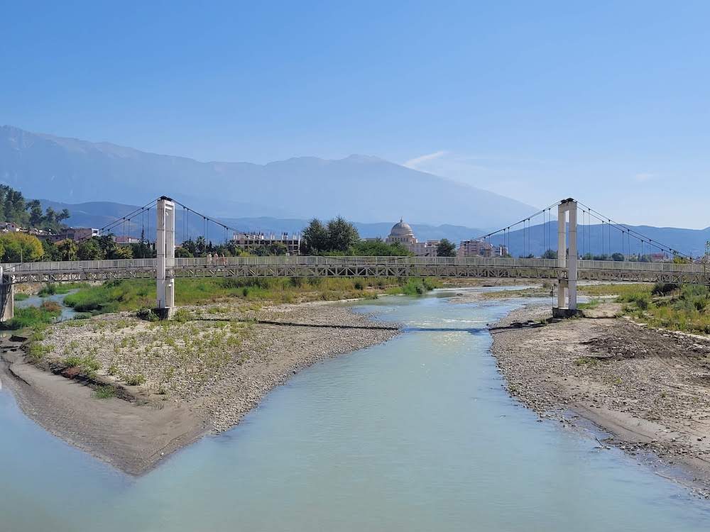 vue sur le pont de berat et la rivière osum