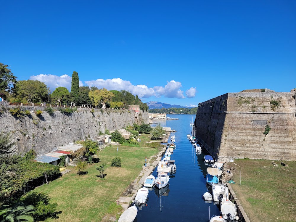 canal devant vieille forteresse de corfou