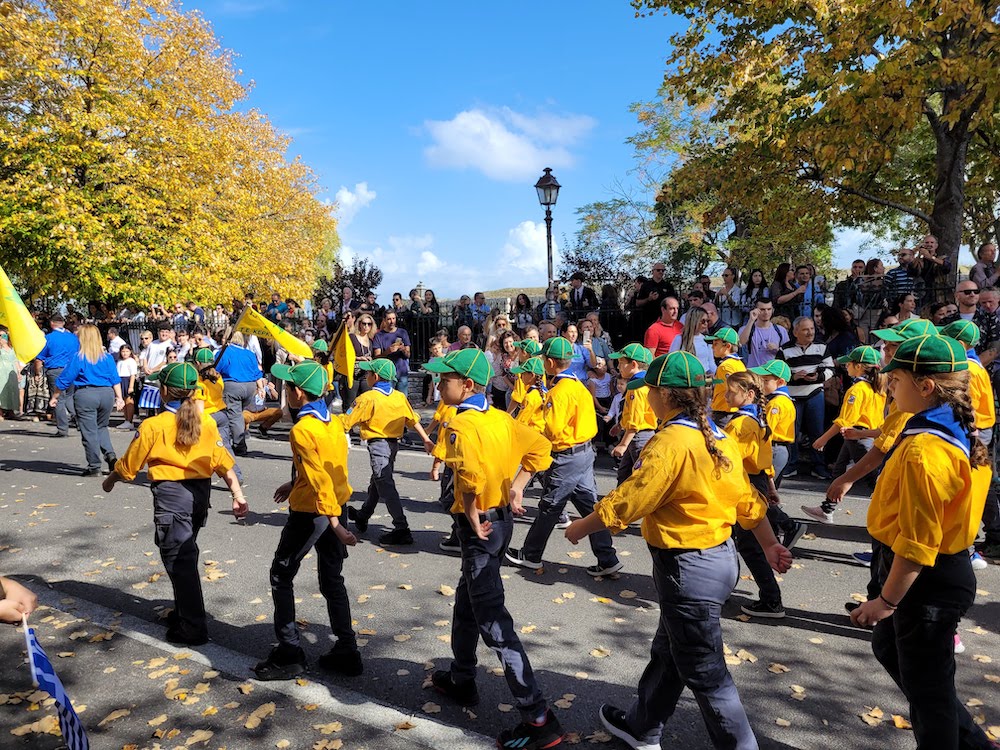 defile jaune fete nationale de corfou