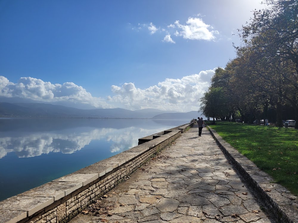 bord du lac ioannina grece