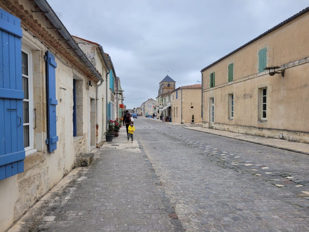 balade dans les rues de brouage en famille