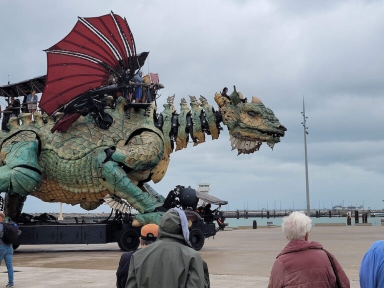 admirer le dragon de calais en bord de mer