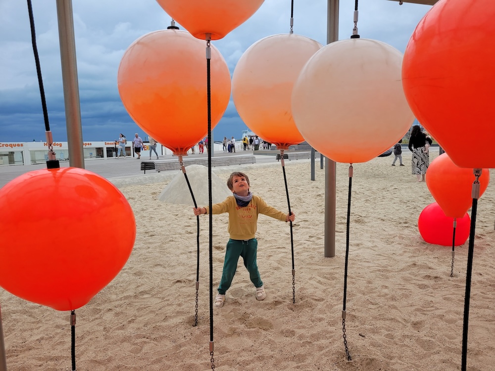 aire de jeux plage calais ballons rouges