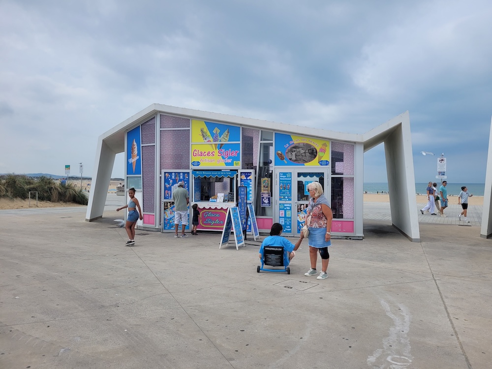 les glaces sigler sur le front de mer