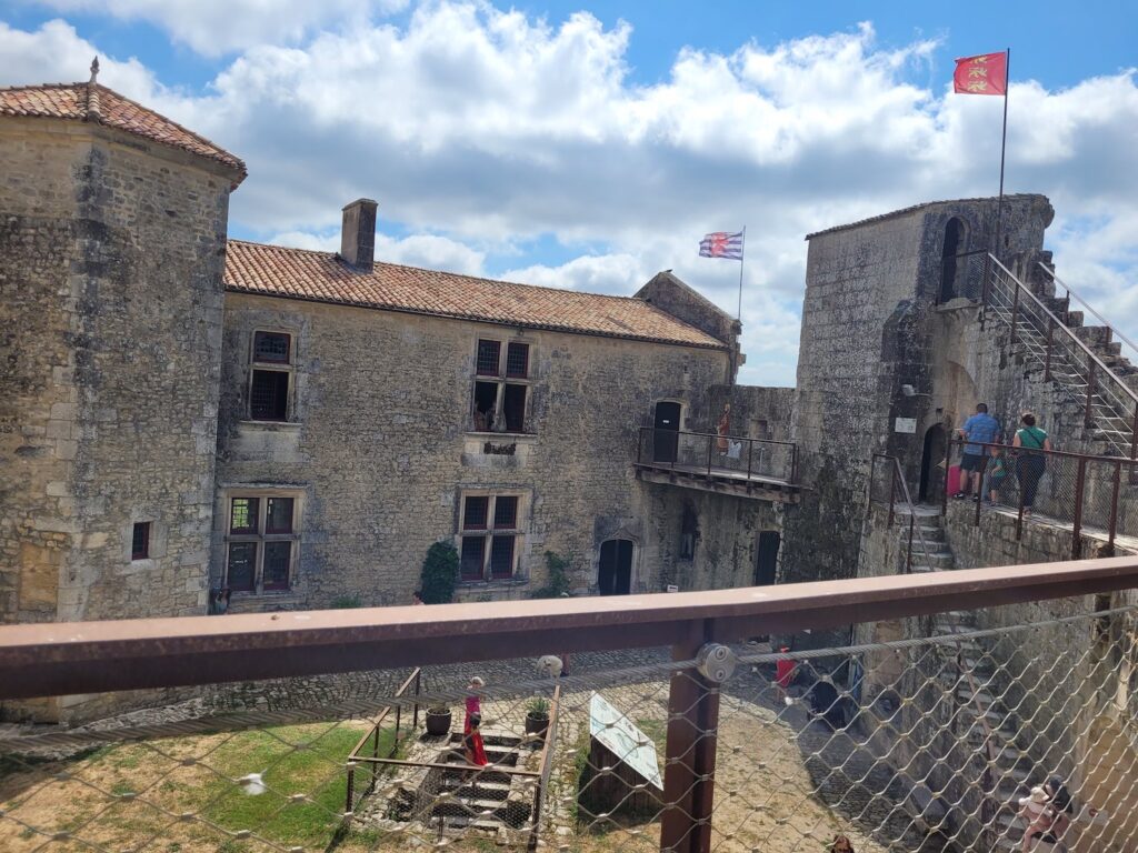 intérieur du chateau melusine saint jean d'angle
