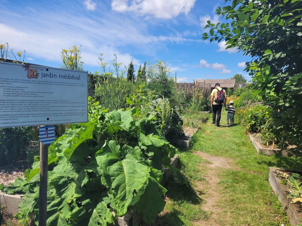 jardin medieval chateau de melusine