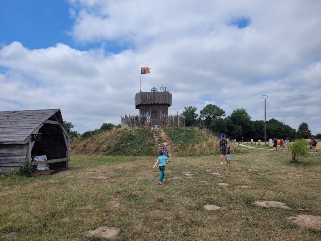 motte castrale chateau melusine saint jean d'angle