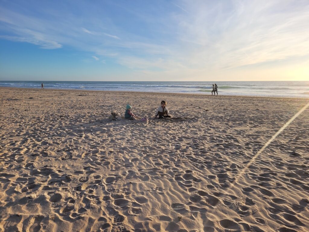 leo et elena sur la plage à conil