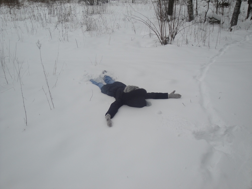 ange dans la neige en finlande